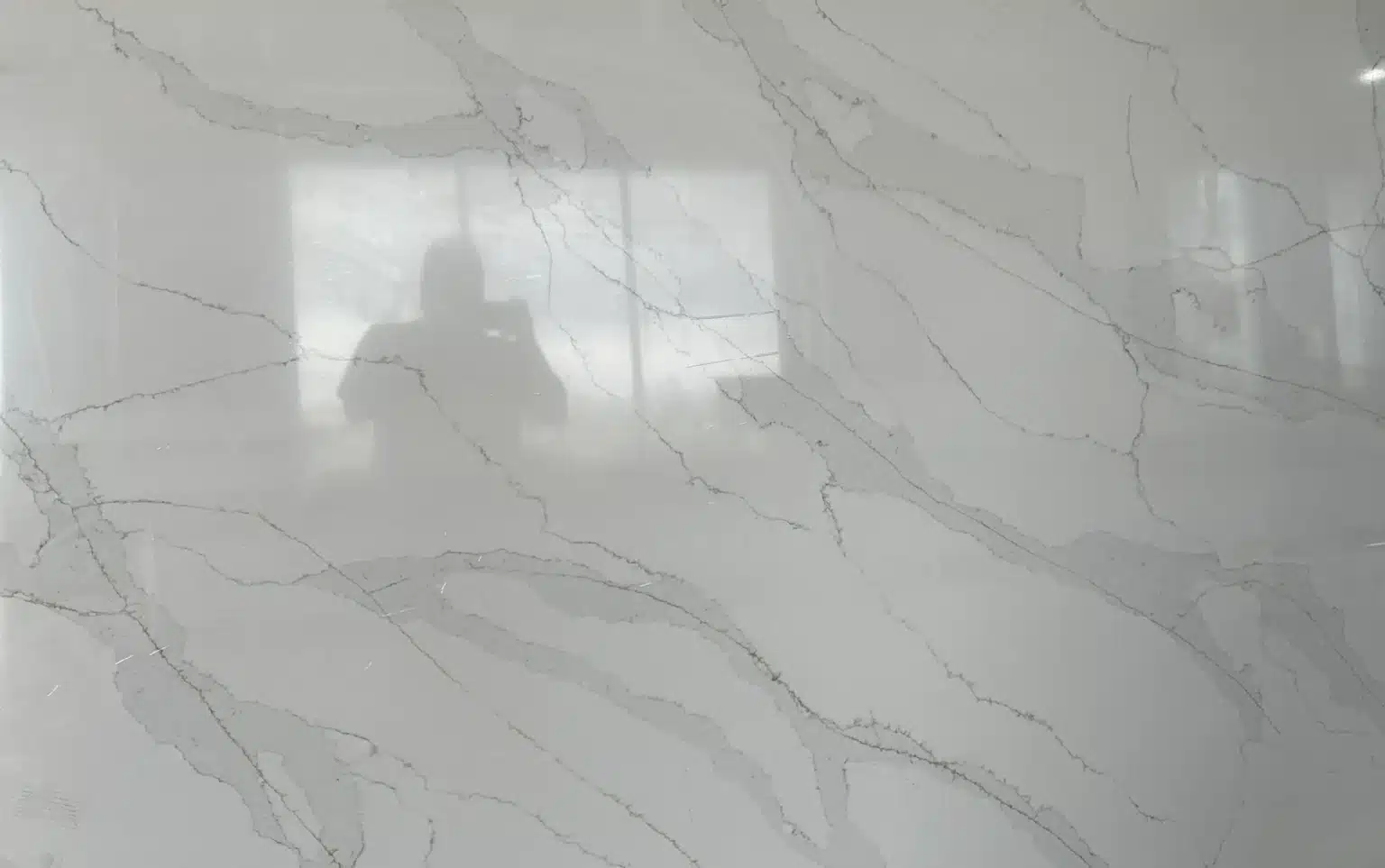 Quartz countertops are one of the most advanced and popular countertop materials available today. They combine natural beauty with engineered strength, offering a surface that is elegant, durable, and virtually maintenance-free.
If you want a luxury look without the hassle of sealing and constant upkeep, quartz is one of the best countertop investments you can make.