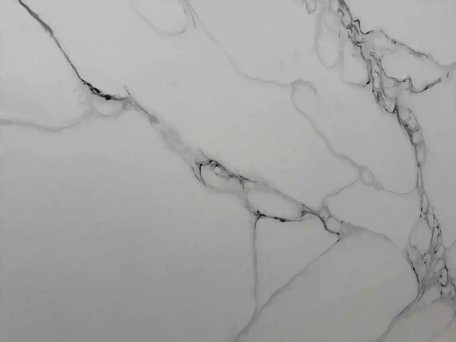 Perfect for Kitchens, Bathrooms & More
Quartz countertops are ideal for:
Kitchen countertops
Bathroom vanities
Kitchen islands
Backsplashes
Bar tops
Laundry rooms
They perform beautifully in high-traffic areas and maintain their appearance for years.
Popular Quartz Styles
Marble-look quartz – elegant veining with modern performance
Solid white quartz – clean, bright, and timeless
Concrete-look quartz – modern industrial style
Calacatta-style quartz – luxury look without the maintenance
