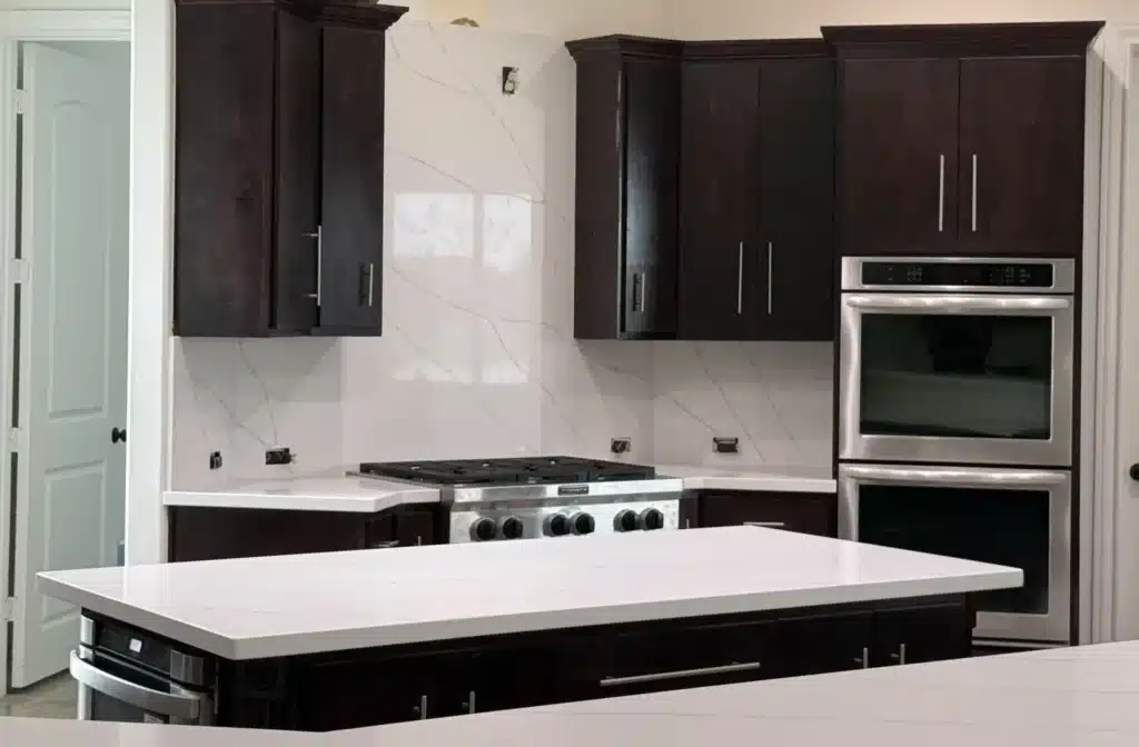 Top 20 Quartz Colors: Calacatta Laza, Calacatta Gold, Arctic White, Carrara Mist, Statuario Maximus, Taj Mahal Quartz, Concrete Matte, Nero Marquina Quartz, Piatra Grey, Bianco Drift, Everest, Calacatta Verona, Sparkling White, Shadow Gray, London Grey, Frosty Carrina, Calacatta Miraggio Gold, Alabaster White, Empira White, and Ironbridge.